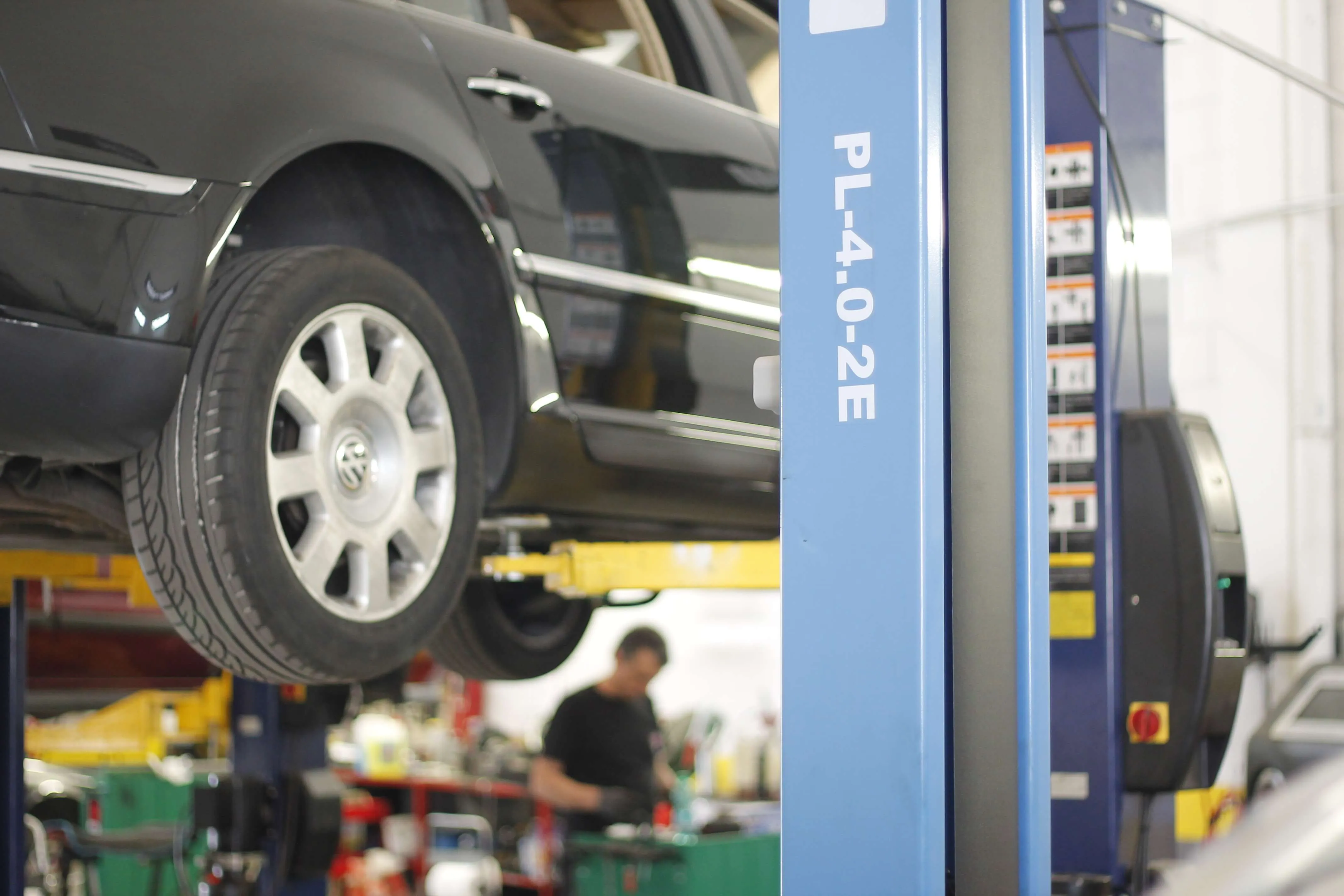 Auto en elevador para revisión